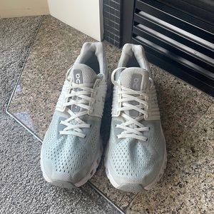 WOMENS ON CLOUD SNEAKERS SIZE 9.5 previously loved